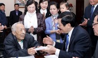 Le président Truong Tan Sang présente ses vœux à des artistes et intellectuels